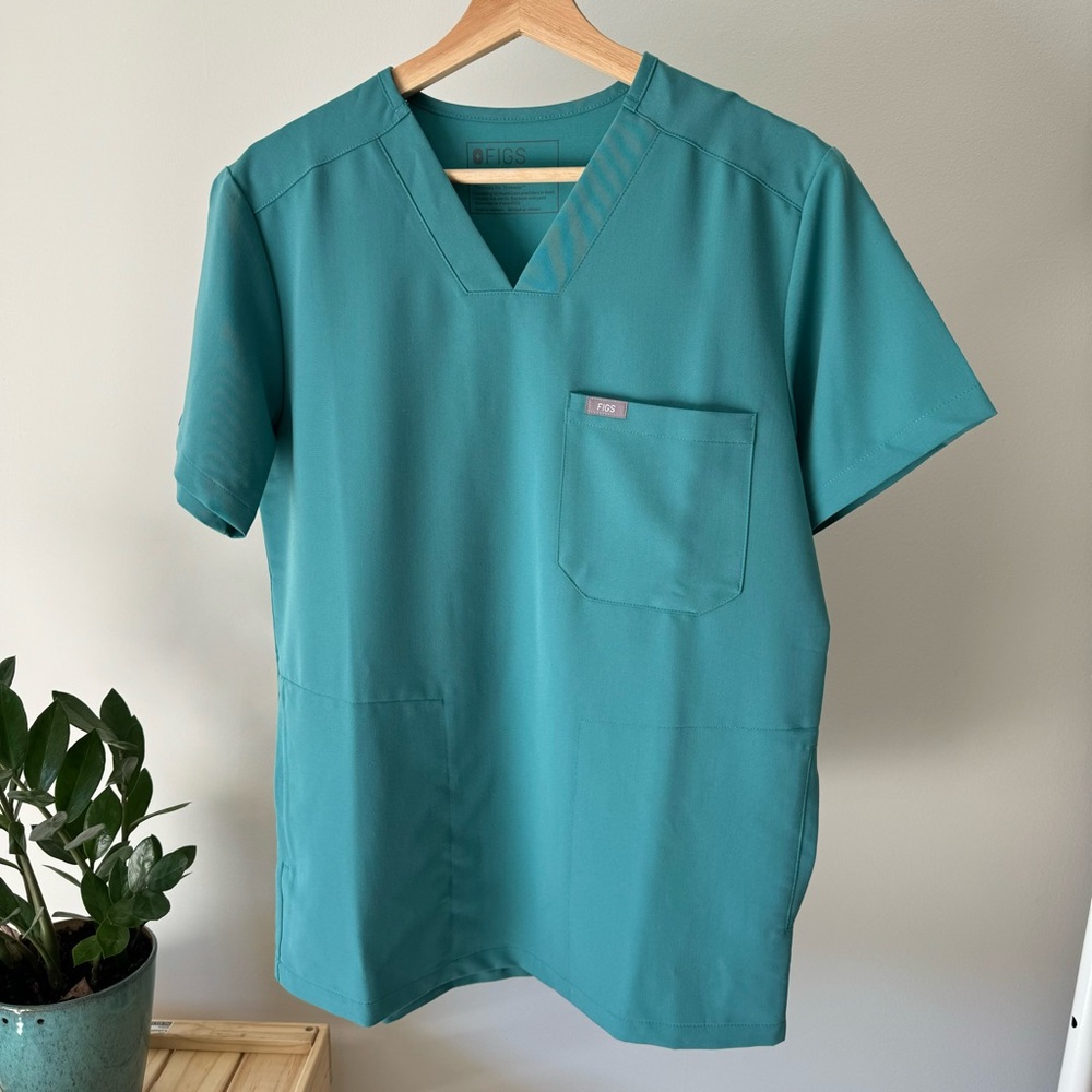 NWT Men's Cactus Chisec™ - Three-Pocket Scrub Top - XS in Cactus